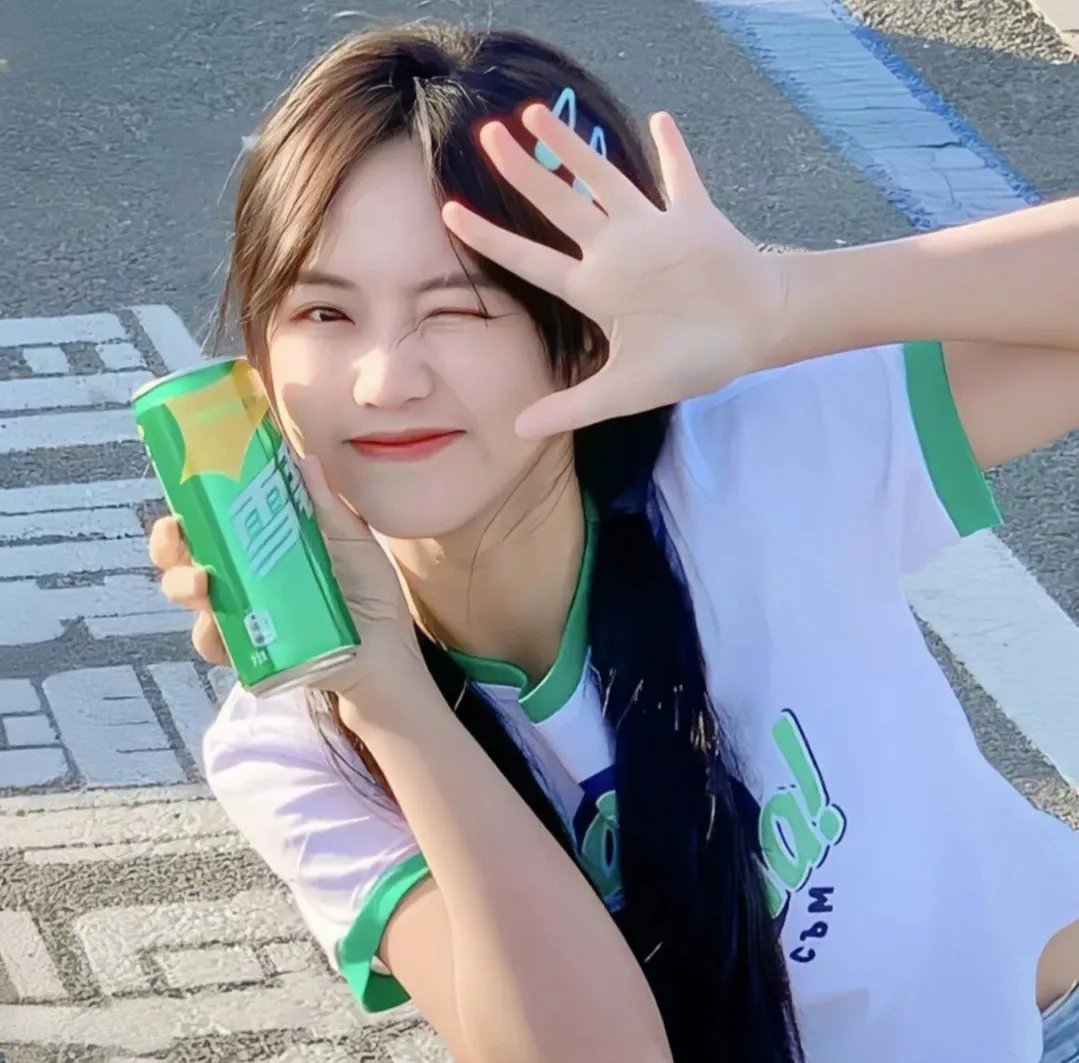 穿粉红色裤子的男孩